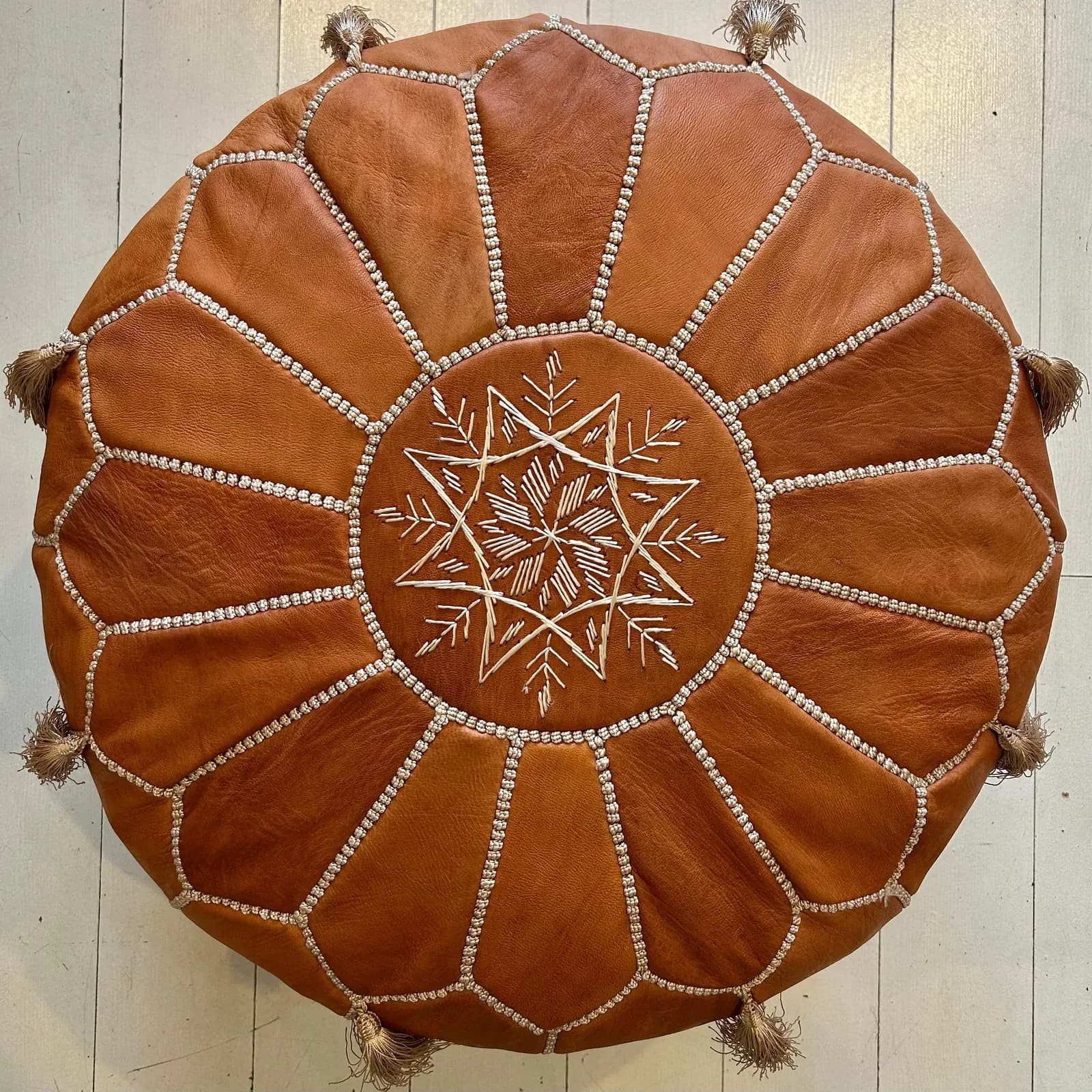 Pouf marocain brodé avec pompons couleur sable en cuir fait main