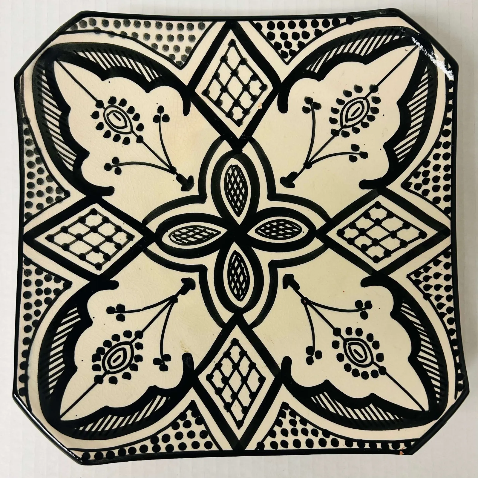 Assiette carrée en terre cuite rouge avec décoration noire, fabriquée à la main à Safi