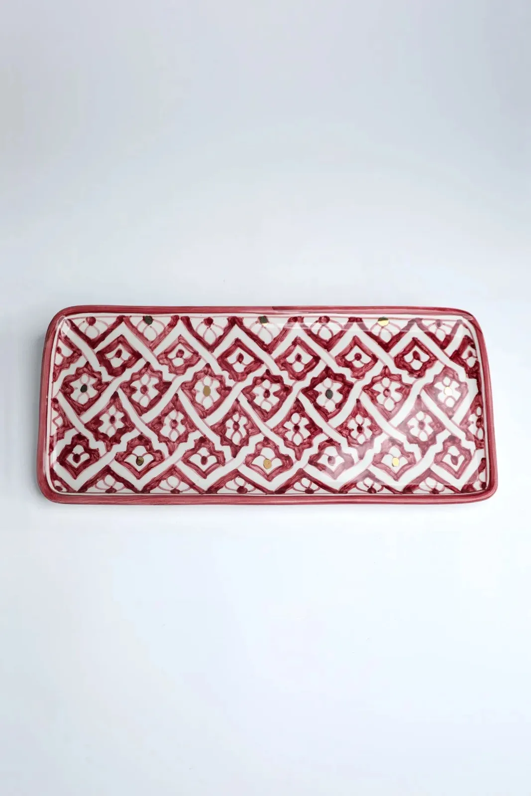 Plateau long rectangulaire en céramique aubergine avec dorure artisanale marocaine