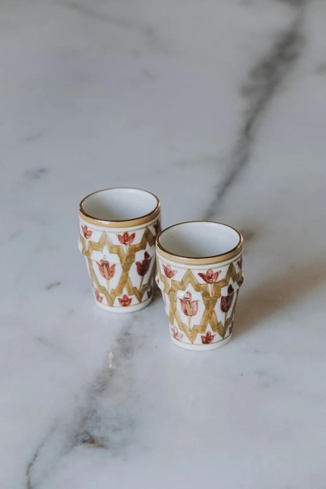 Tasse moyenne en céramique artisanale beige avec bourrelet distinctif