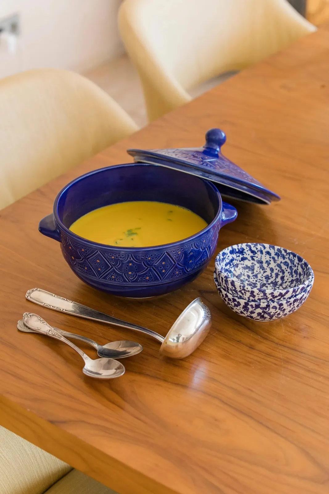 Soupière en céramique bleu Majorelle faite main, poterie marocaine