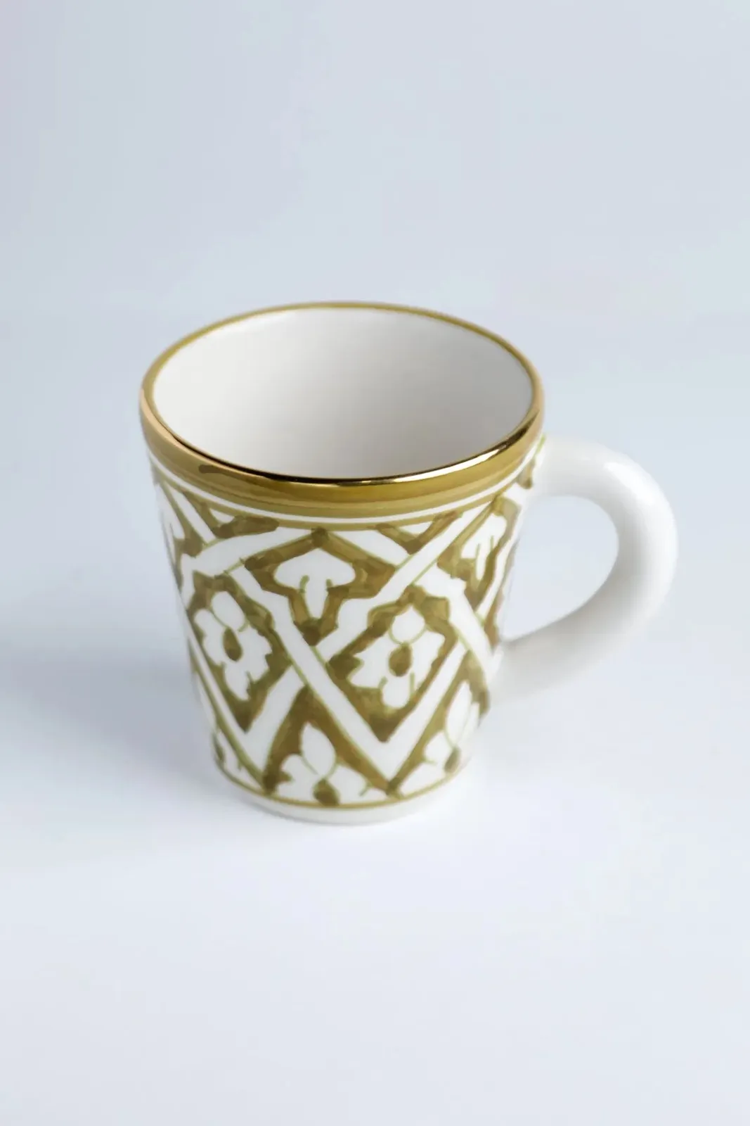 Petit mug en céramique artisanale kaki avec motifs dorés