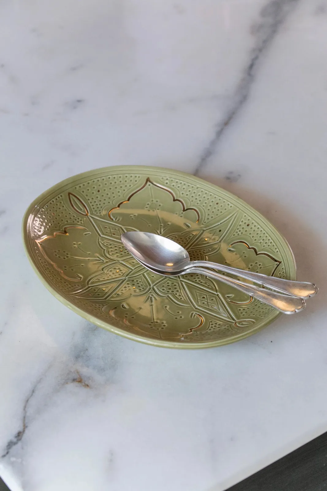 Plat ovale en céramique marocaine avec décor doré fait main