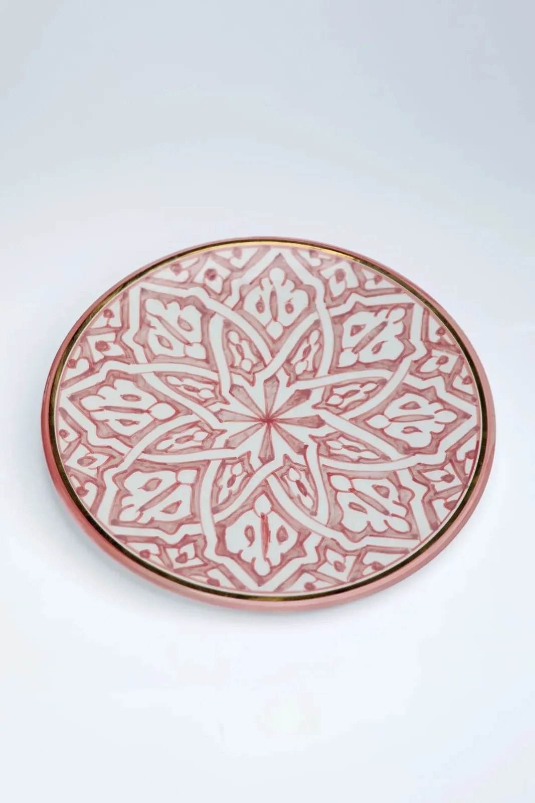 Assiette plate artisanale en céramique marocaine avec motif doré