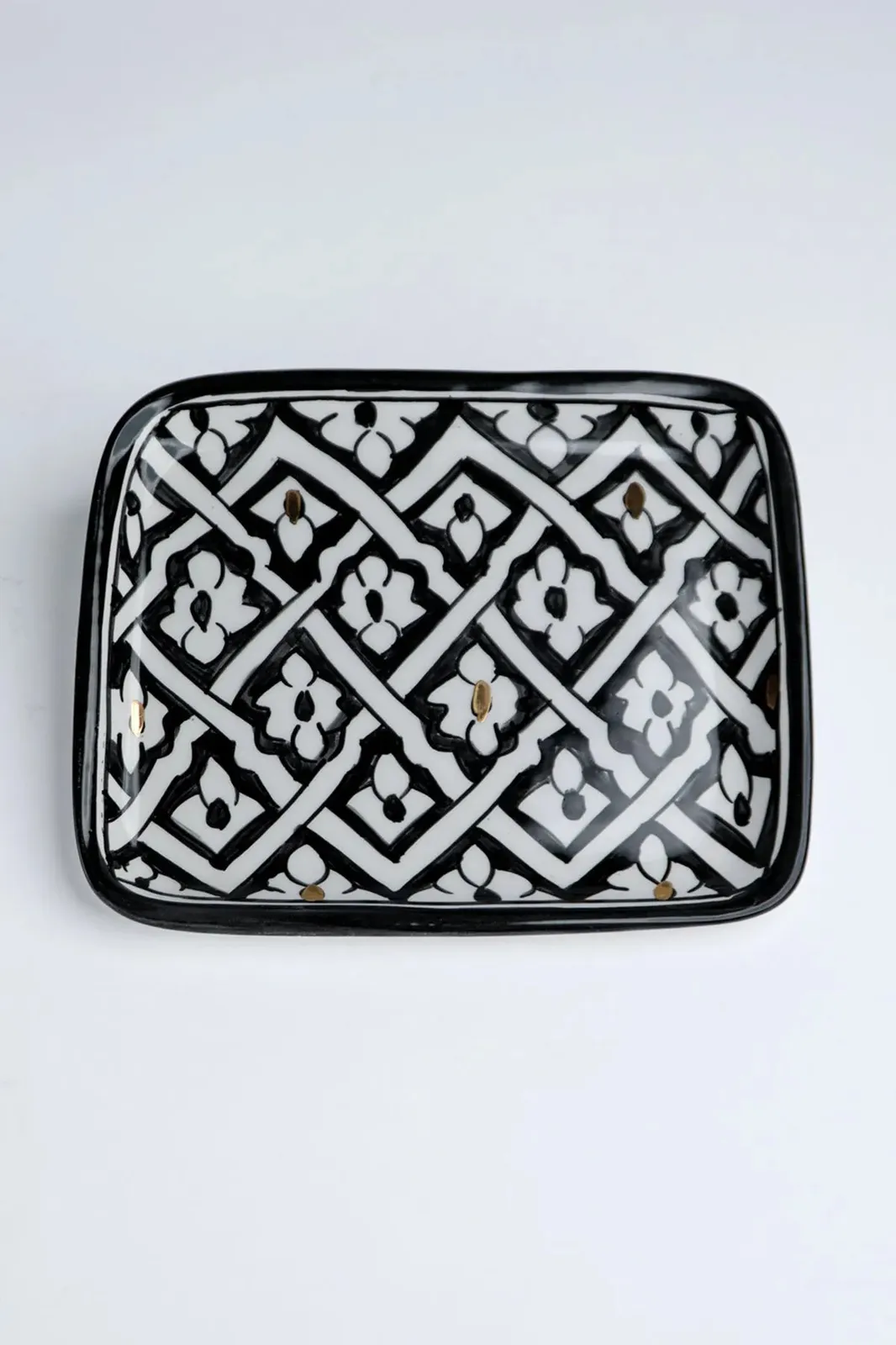 Petit plateau artisanal en céramique noire avec motifs dorés