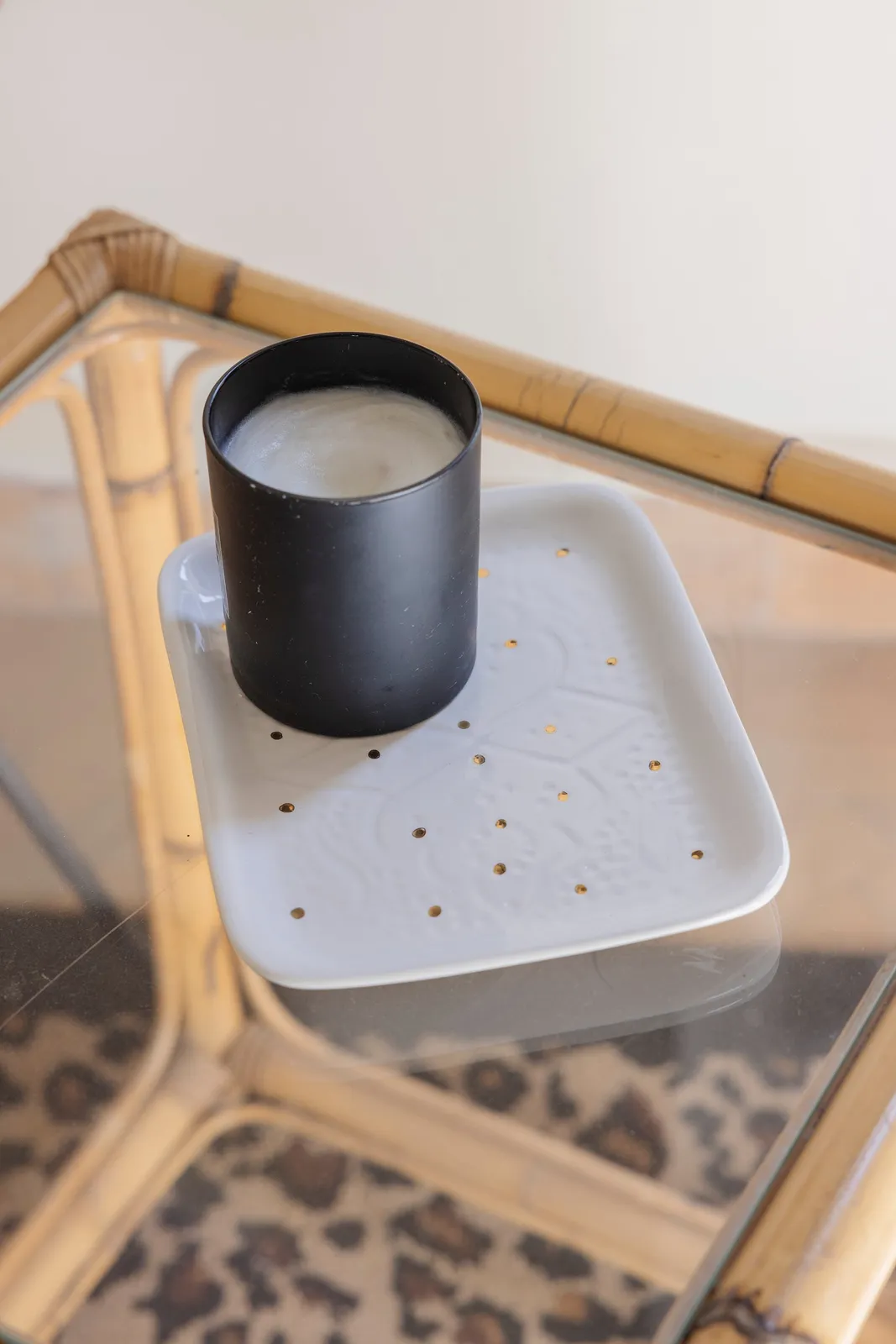 Petit plateau décoratif en céramique marocaine fait main avec motifs blancs et dorés