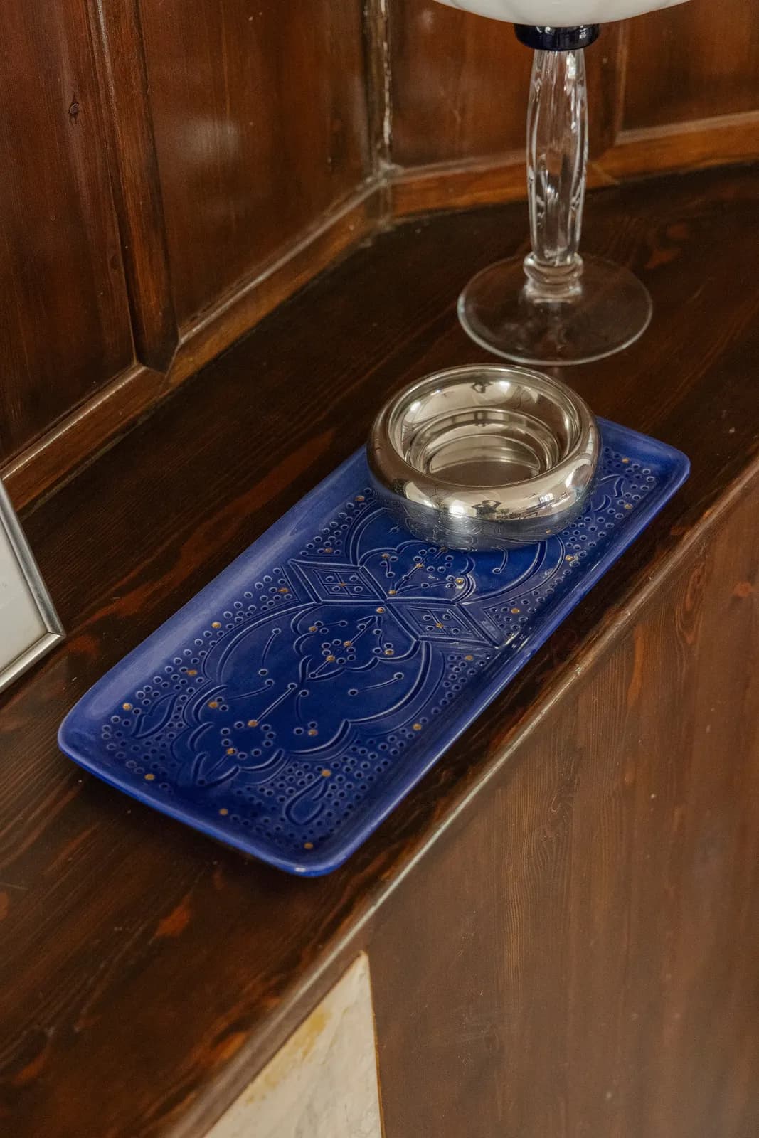 Plateau décoratif long bleu Majorelle avec accents dorés en céramique artisanale marocaine