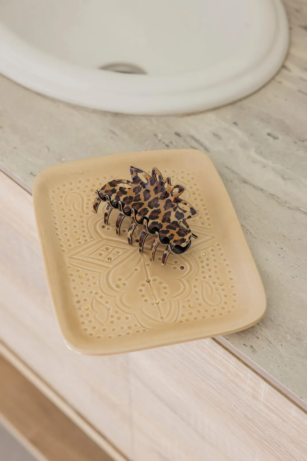 Petit plateau décoratif en céramique marocaine artisanale avec finition dorée