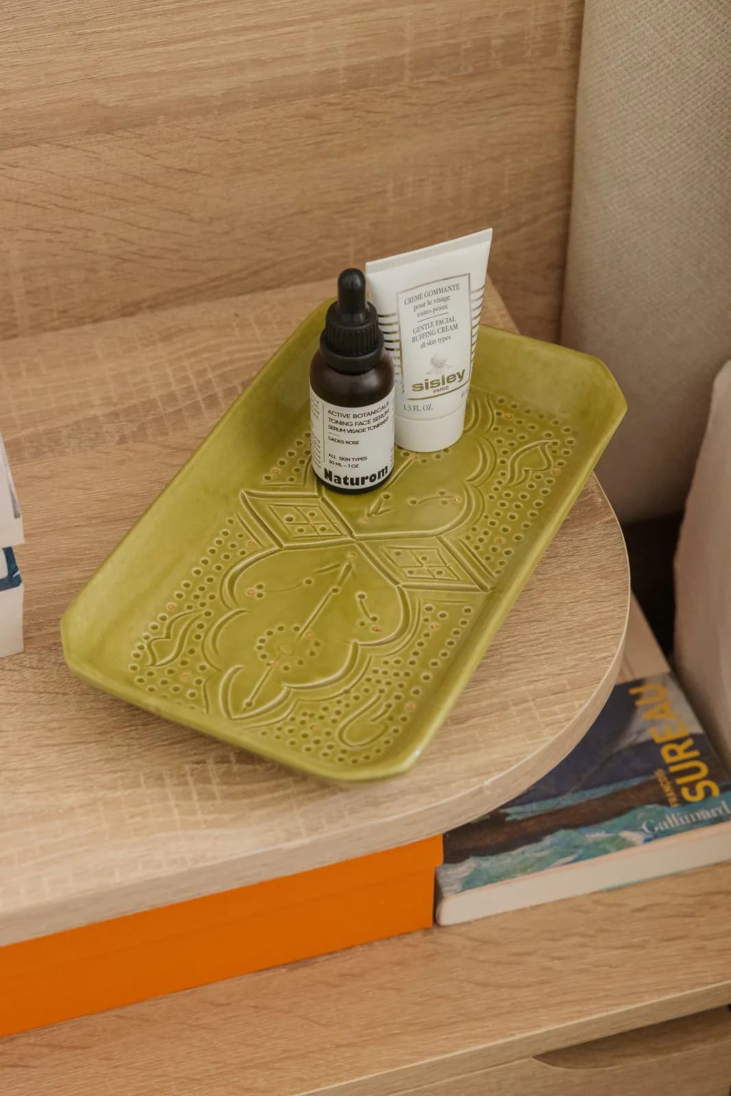 Plateau décoratif rectangulaire en céramique artisanale avec détails dorés