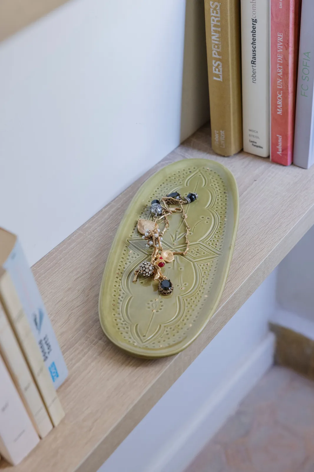 Plateau décoratif ovale en céramique artisanale aux teintes kaki et doré