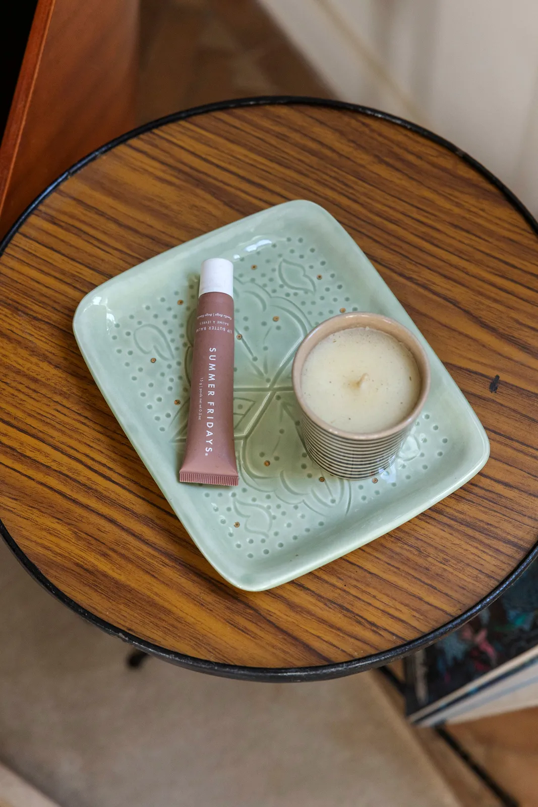 Petit plateau décoratif en céramique artisanale avec motifs dorés