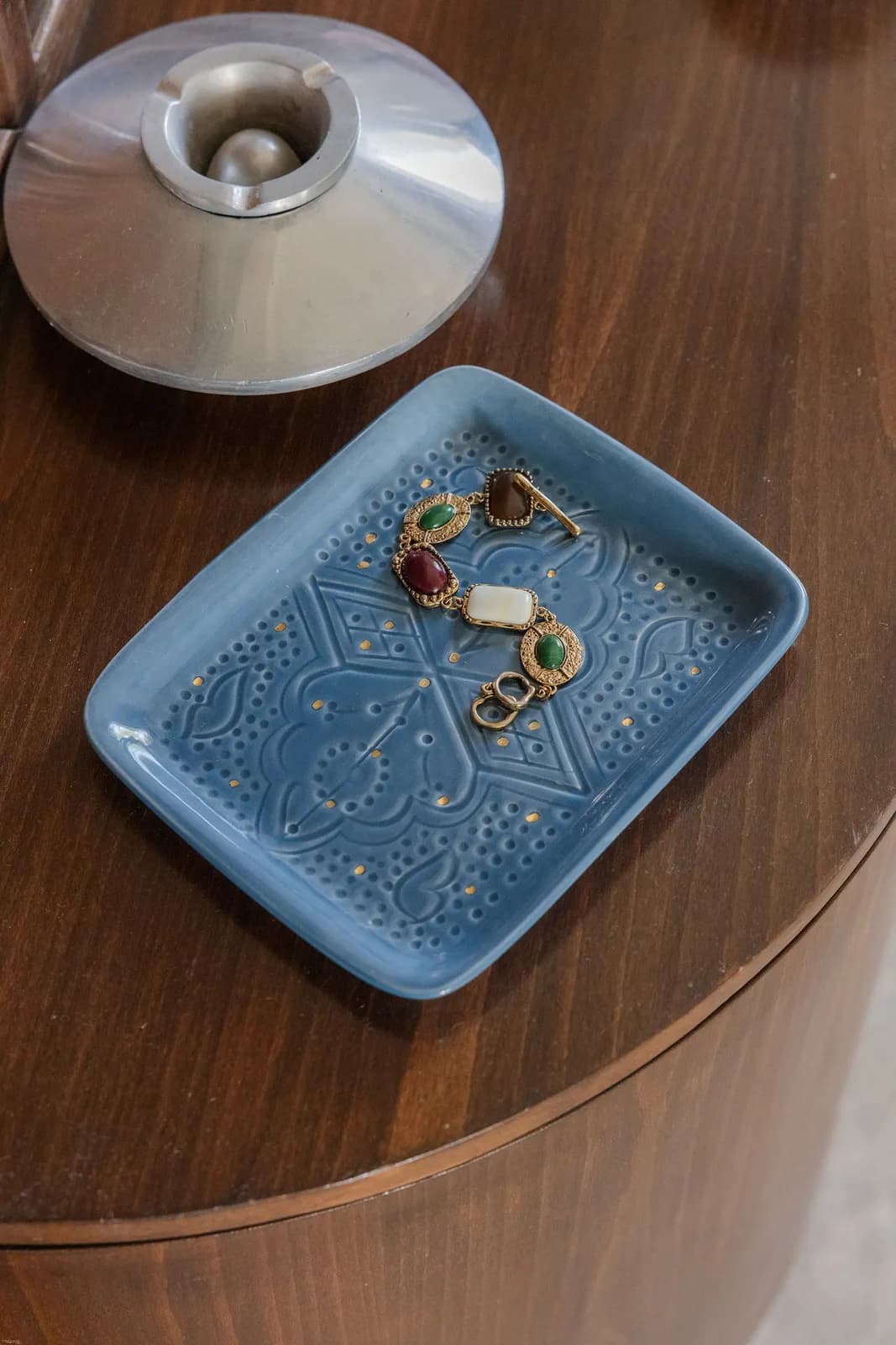 Petit plateau décoratif en céramique bleu stone avec motifs dorés
