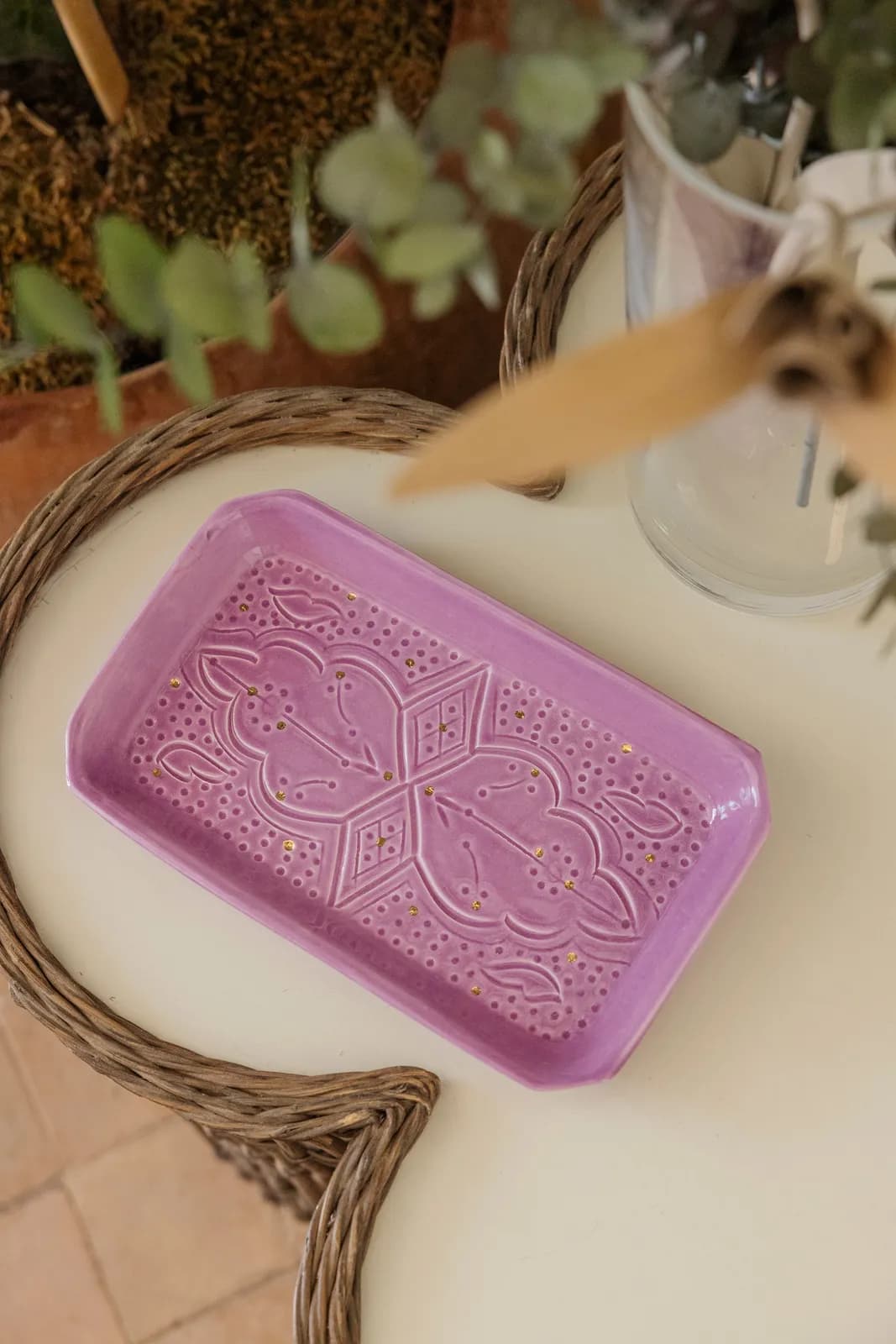 Plateau décoratif rectangulaire en céramique avec motifs lilas et dorés