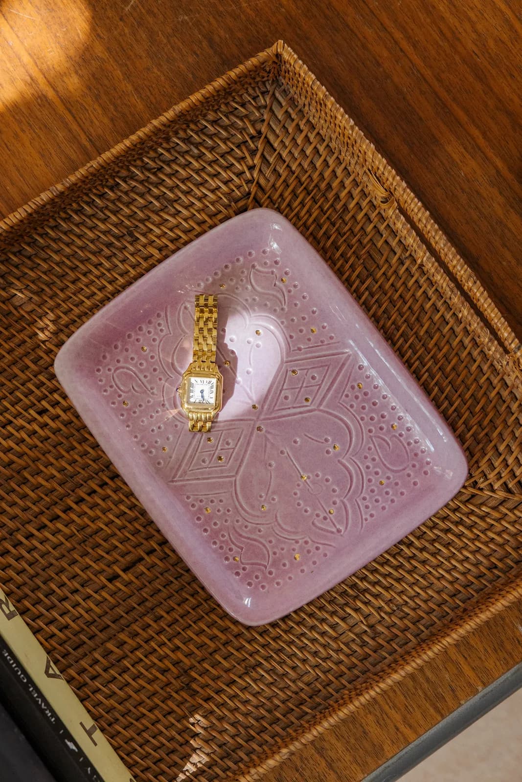 Petit plateau décoratif en céramique faite main avec motif lilas et doré