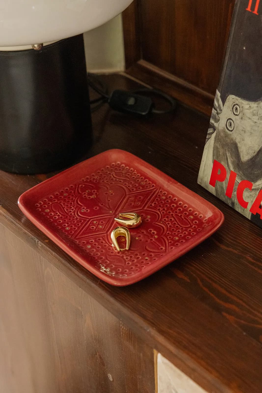 Petit plateau décoratif en céramique aubergine avec bord doré, fait main