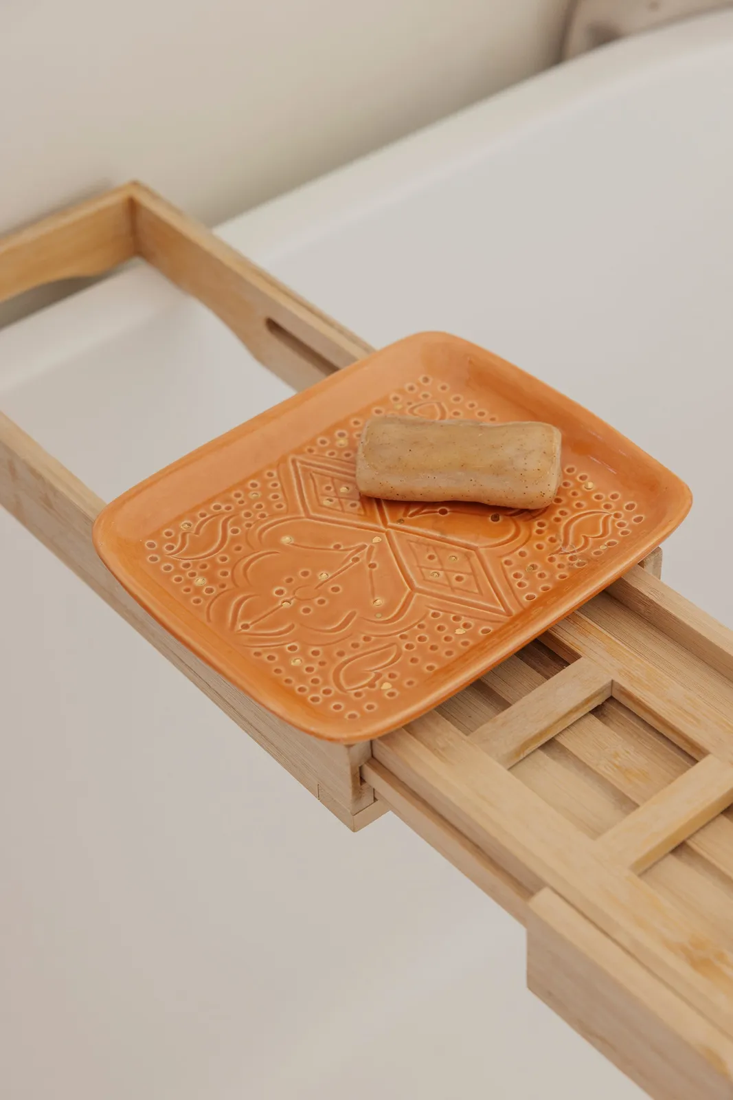 Petit plateau décoratif en céramique artisanale avec motifs dorés
