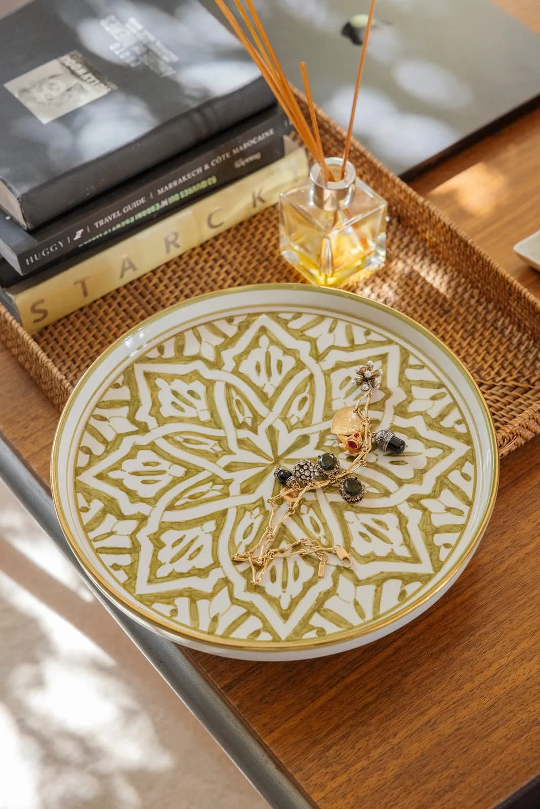 Grand plateau rond en céramique avec décor peint et détails en or 12 carats