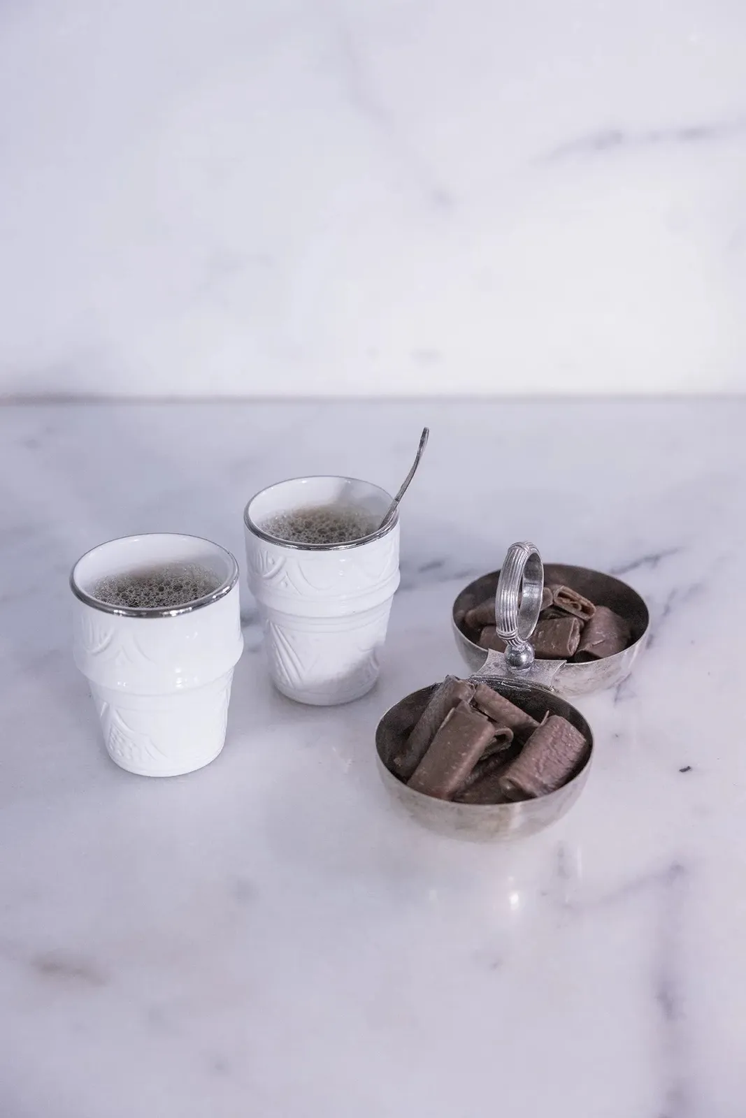 Tasse moyenne en céramique artisanale avec motifs argentés
