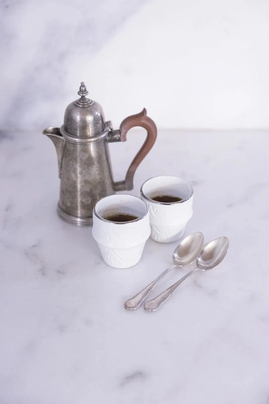 Petite tasse à café en céramique artisanale avec motifs argentés