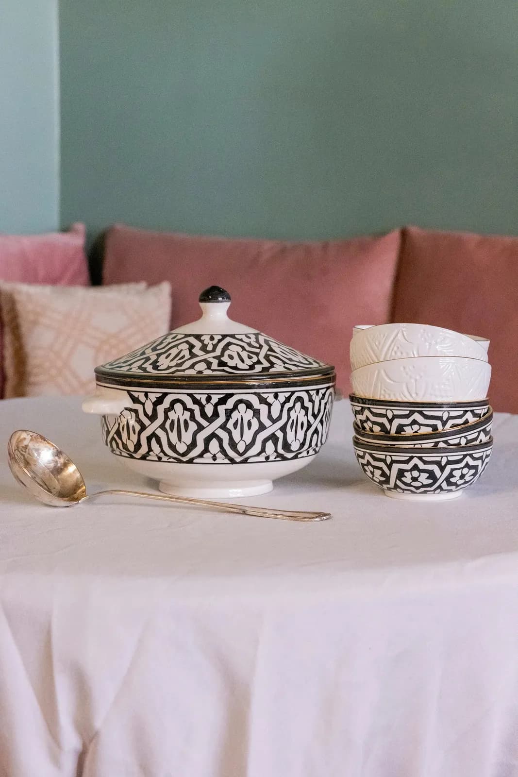Soupière en céramique noire artisanale Fassia pour servir soupes