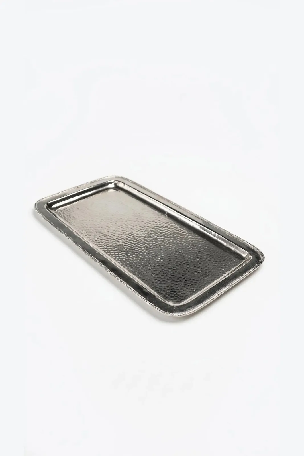 Long plateau de service rectangulaire martelé avec bordure perlée en céramique artisanale