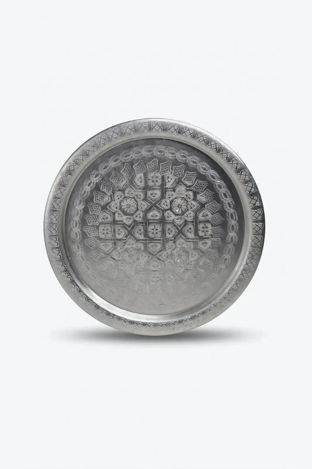 Plateau rond traditionnel en céramique artisanale avec motifs marocains gravés à la main
