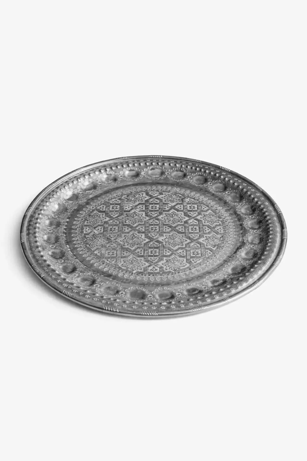 Plateau rond marocain gravé en maillechort avec motifs géométriques et floraux
