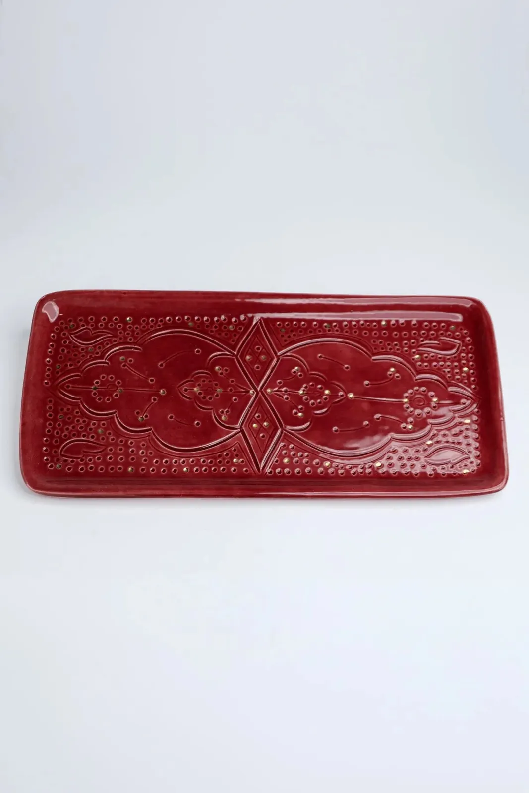 Plateau long rectangulaire en céramique artisanale avec motifs et accents dorés