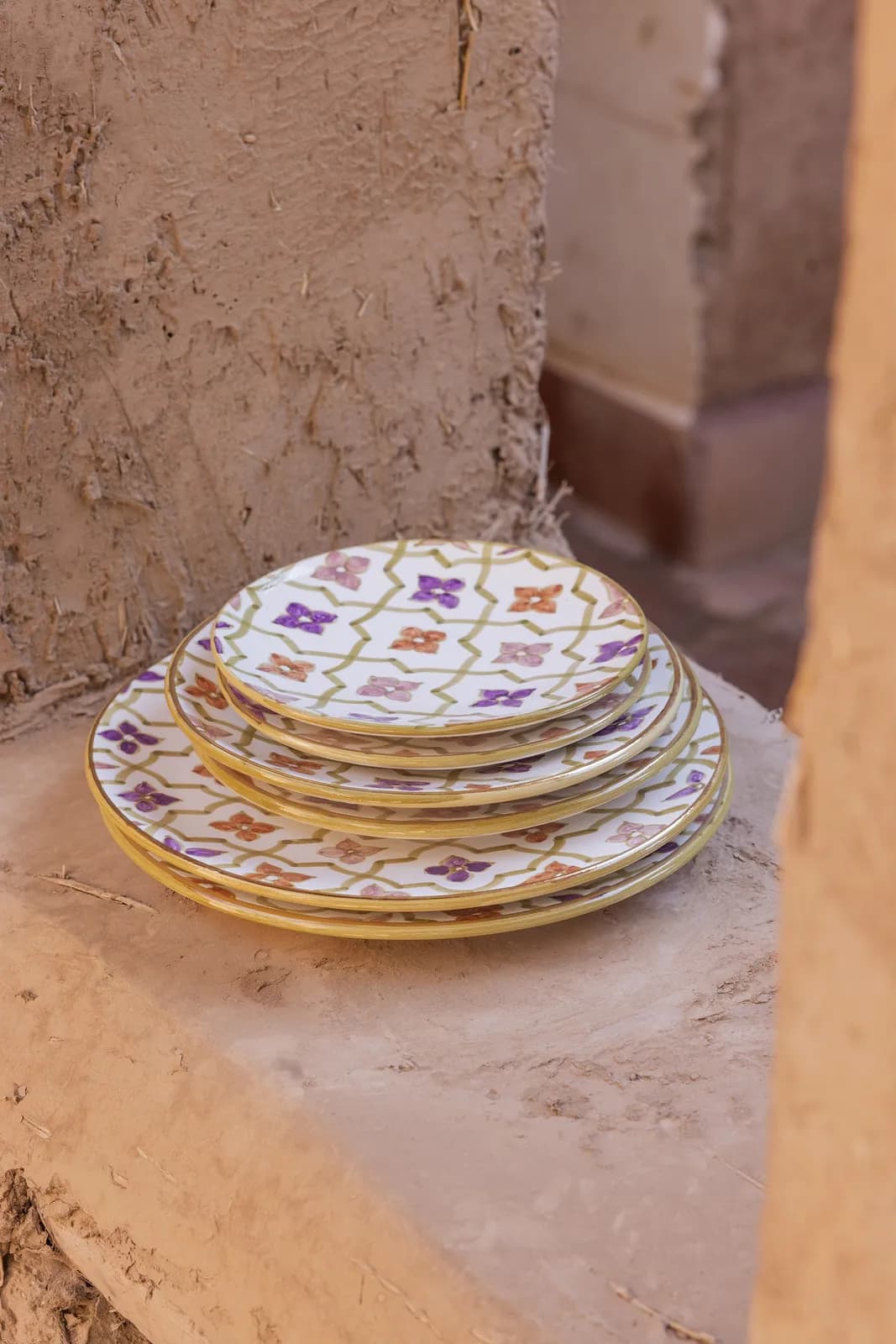 Grande assiette plate en céramique artisanale marocaine, avec motifs traditionnels