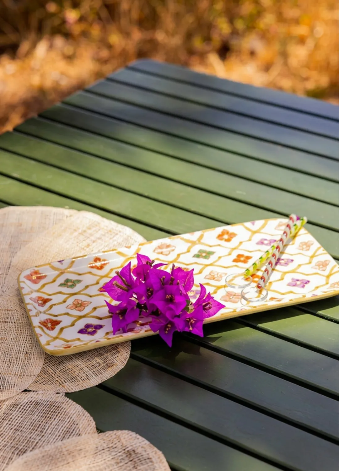 Plateau long rectangulaire en céramique artisanale avec motifs dorés