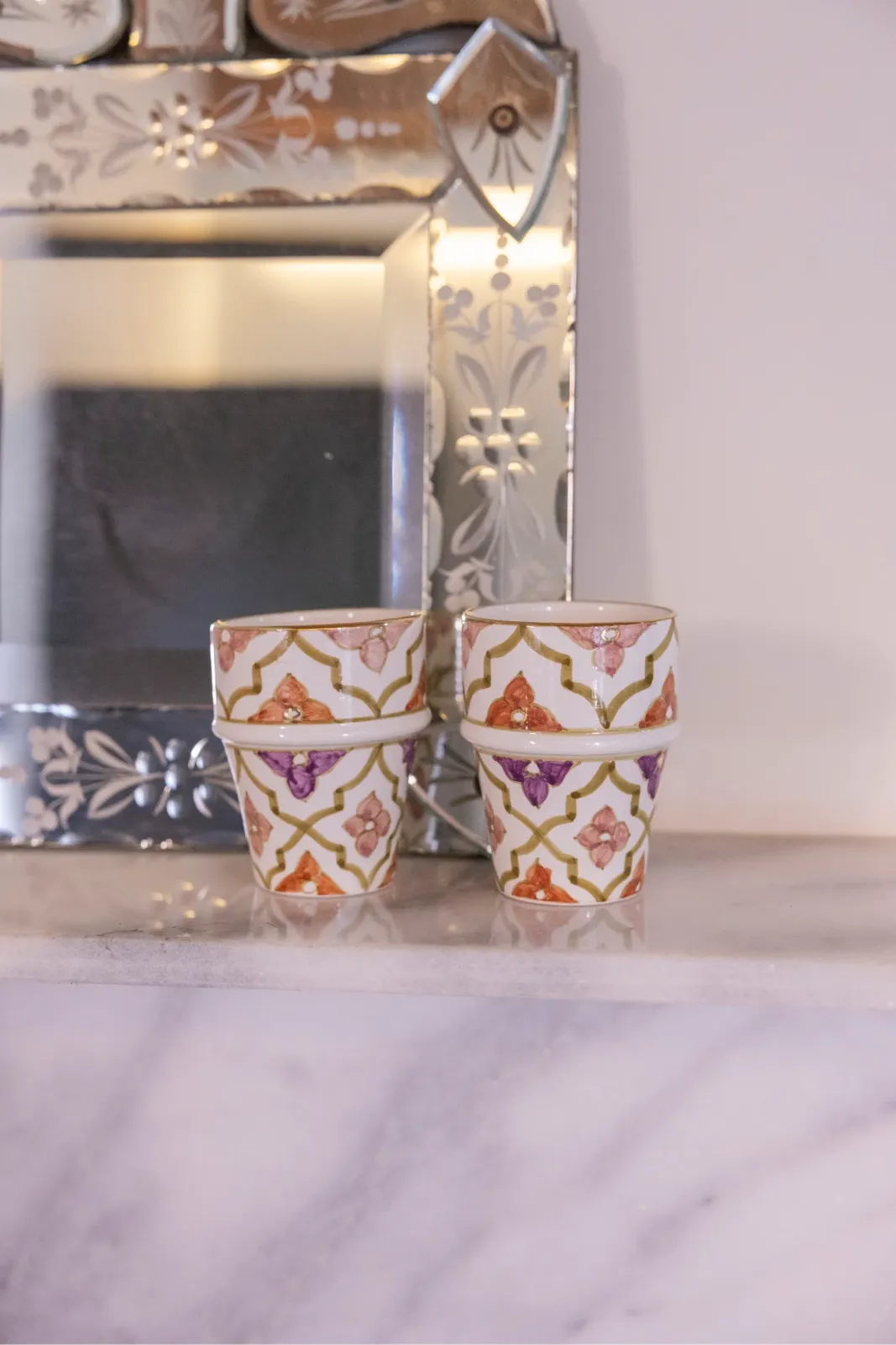 Grande tasse beldi en céramique artisanale marocaine, décorée de motifs orientaux