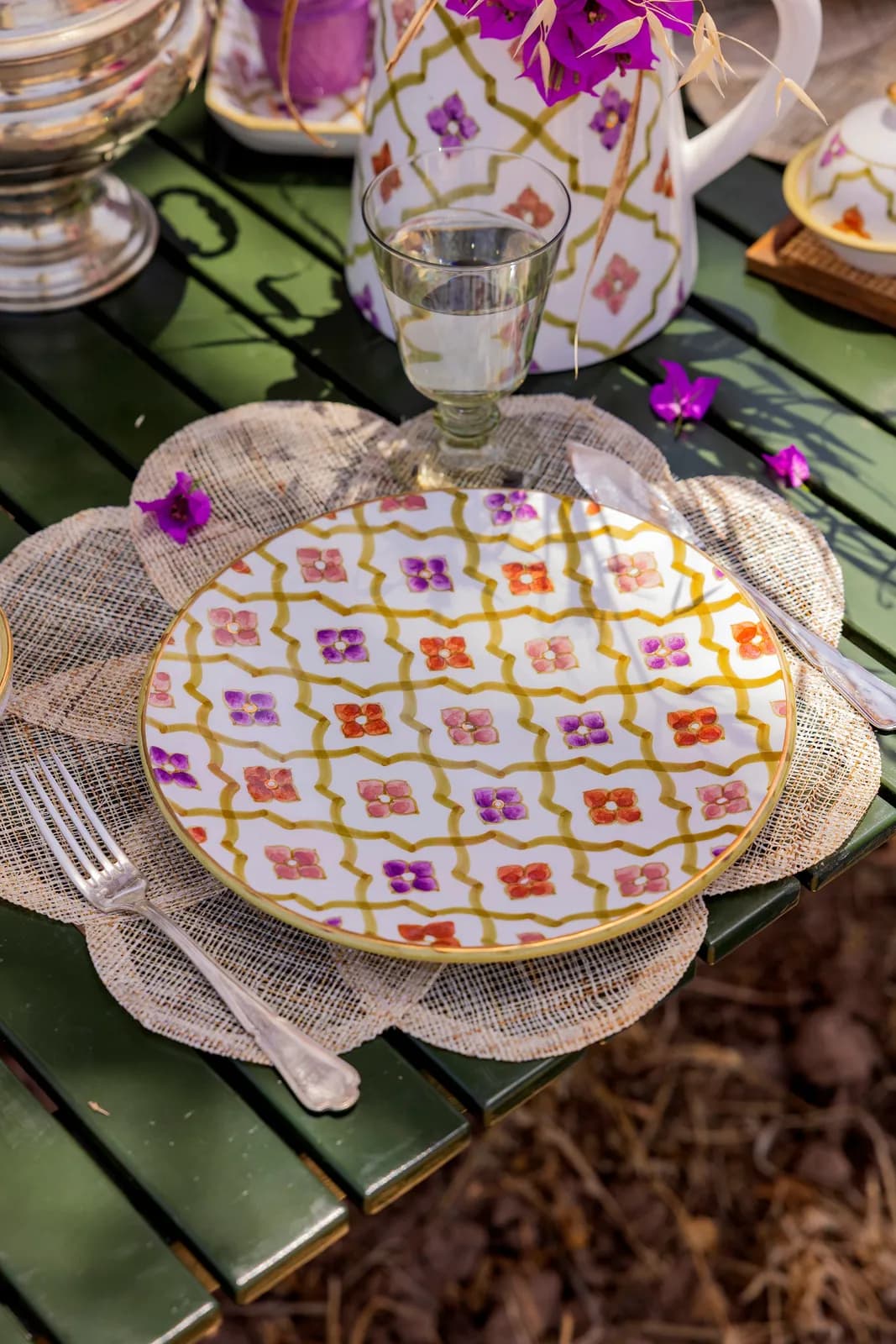 Assiette plate moyenne en céramique artisanale de couleur neutre