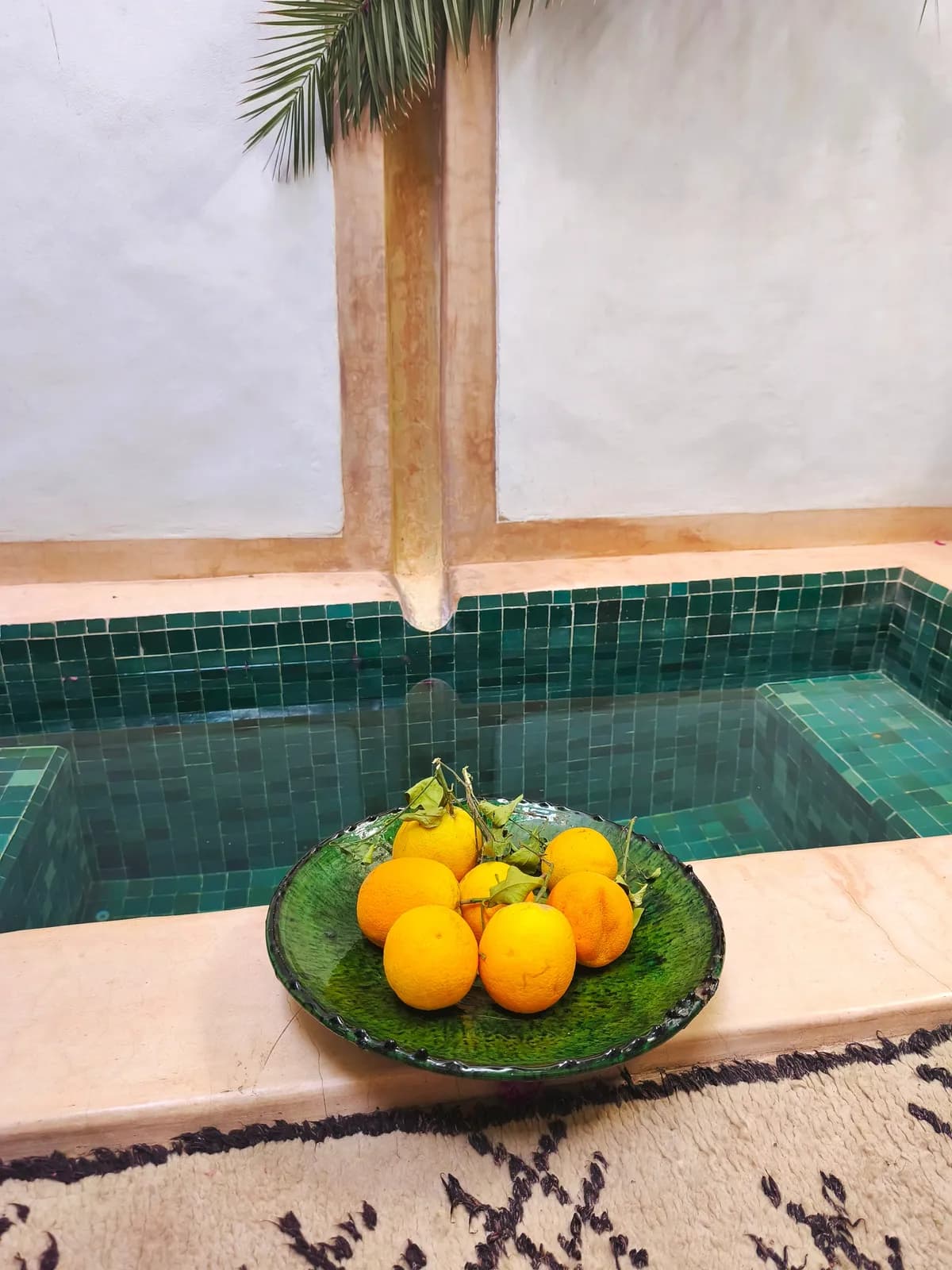 Grande assiette en céramique verte de style Tamegroute, faite main au Maroc