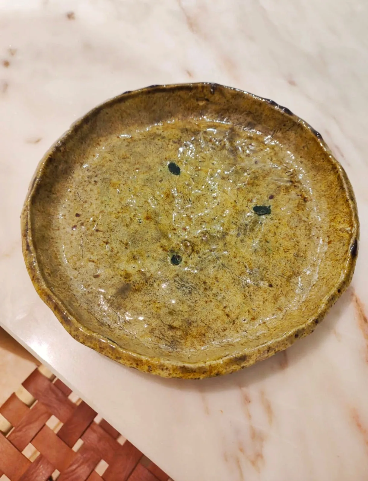 Assiette en céramique jaune Temegroute artisanale marocaine
