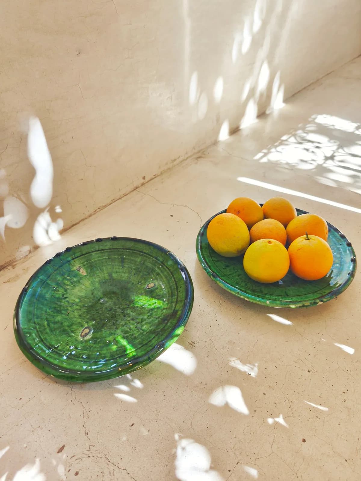 Assiette artisanale ronde en céramique verte de Tamegroute 25 cm