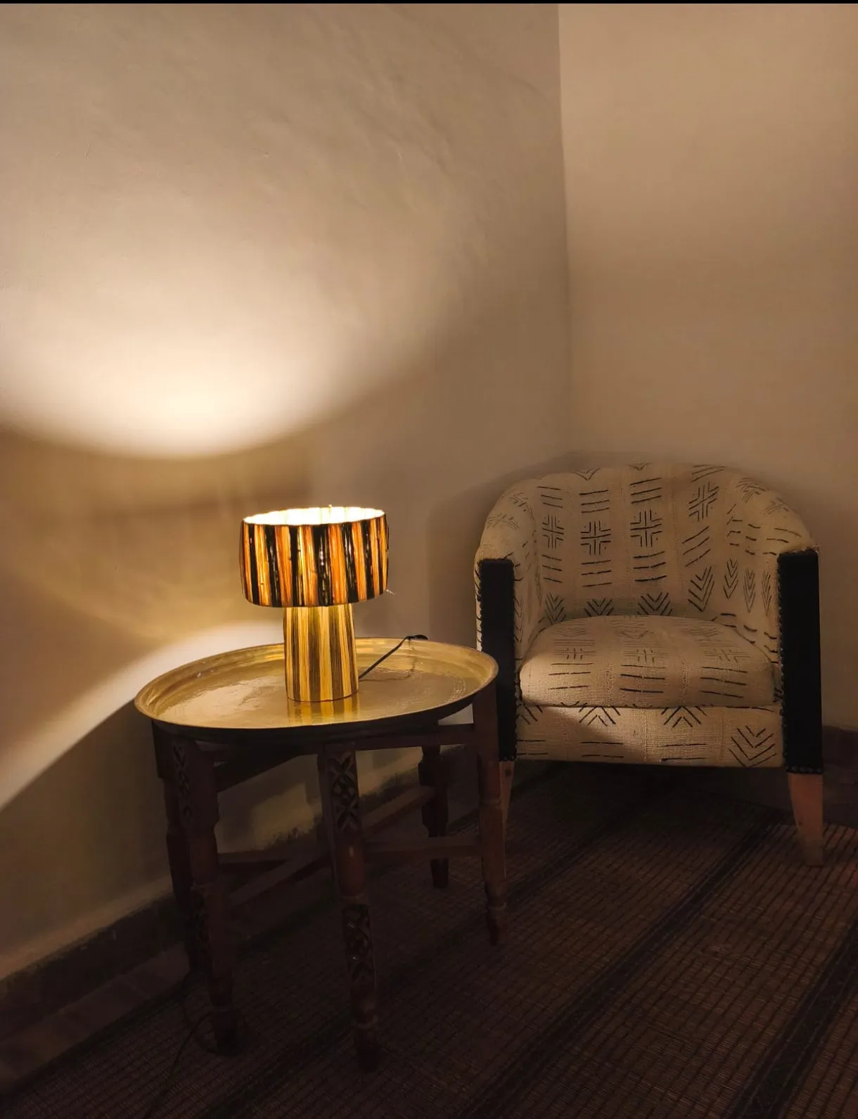 Lampe de table artisanale en raphia naturel tissé à la main