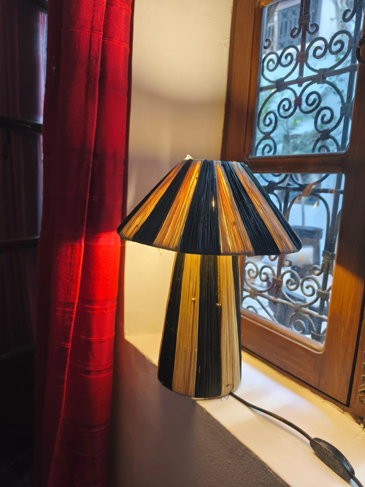 Lampe de table marocaine artisanale en raphia tressé autour d’une structure métallique