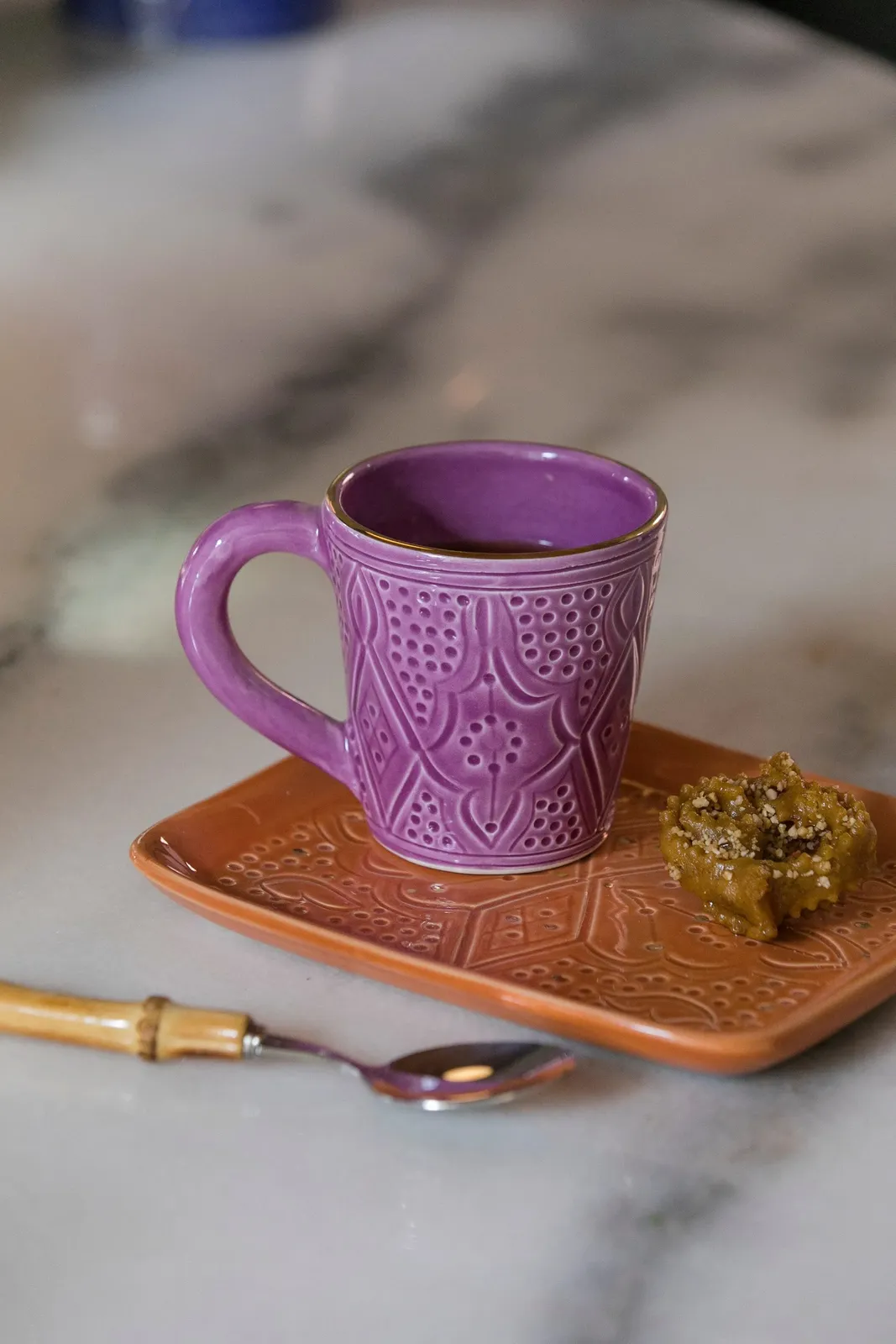 Petit mug en céramique artisanale lilas avec décor en or
