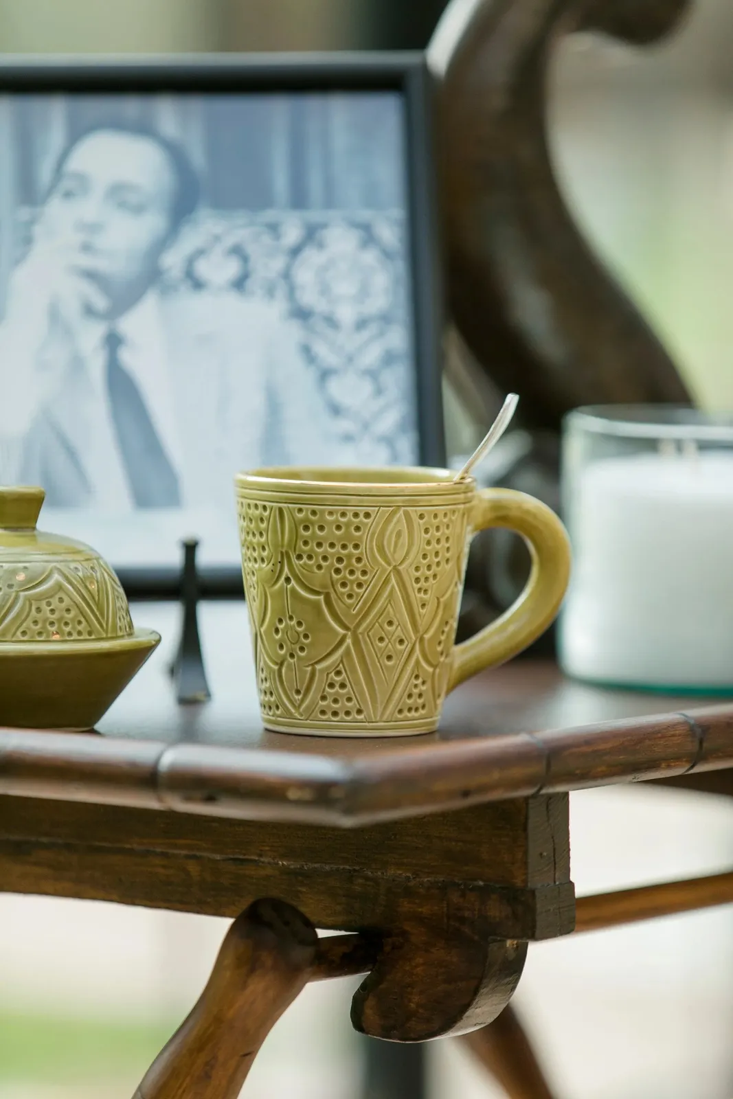 Petit mug en céramique kaki avec détails dorés, poterie artisanale marocaine