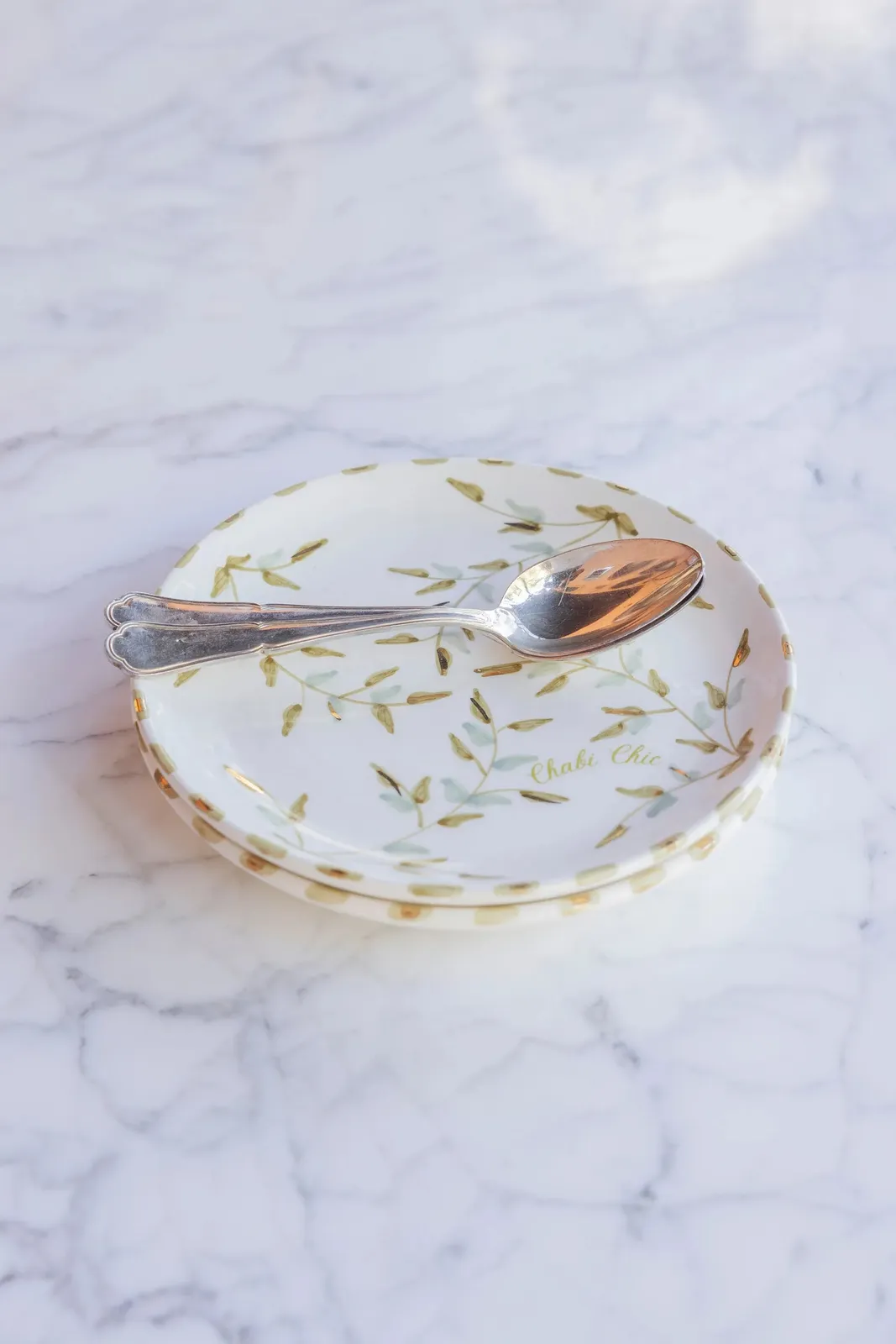 Assiette creuse en céramique artisanale avec motif doré fait main