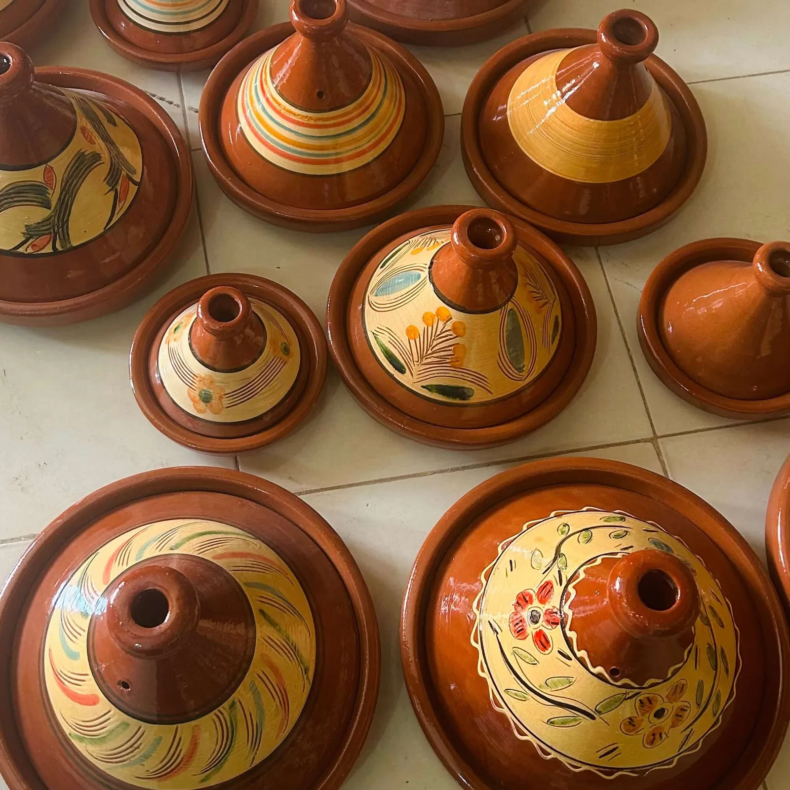 Tajine en terre cuite émaillé aux couleurs traditionnelles marocaines, avec couvercle conique.