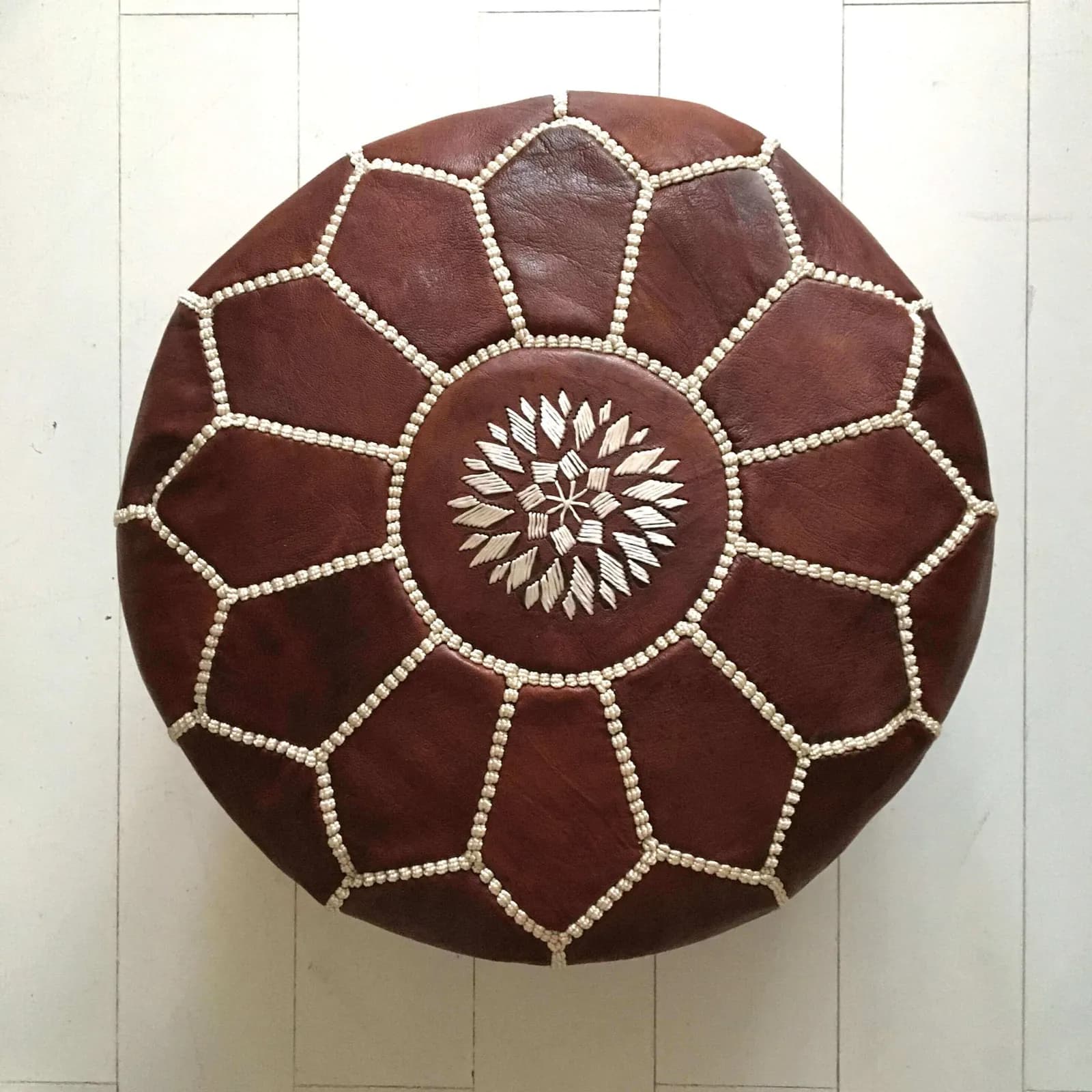 Petit pouf marocain brodé en cuir cognac, version mini