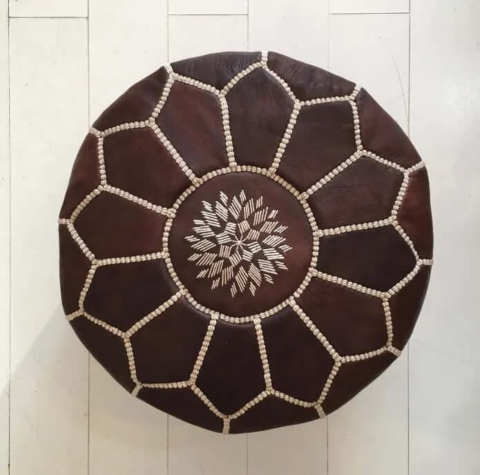 Petit pouf marocain brodé en cuir espresso, assise artisanale