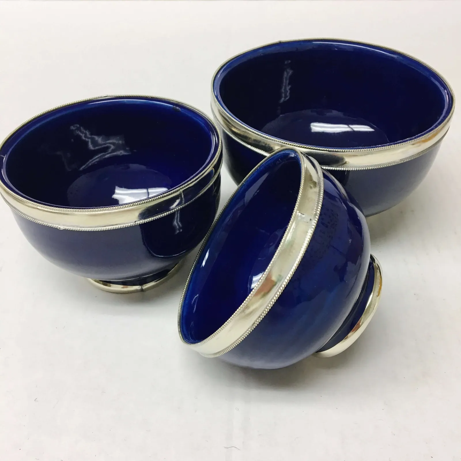 Bol marocain bleu profond bordé d'argent, fabriqué artisanalement