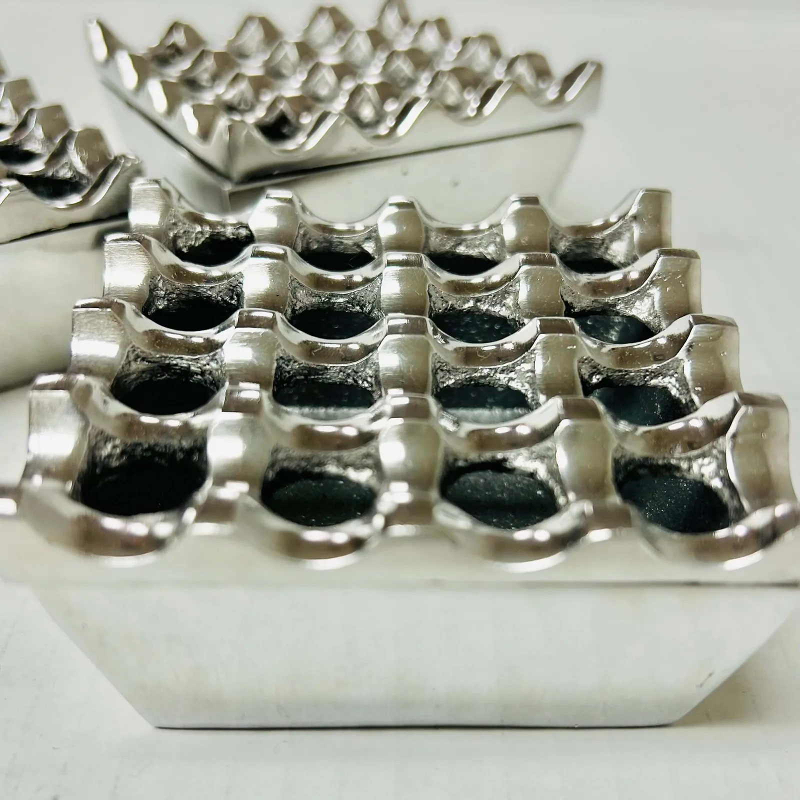 Cendrier carré en aluminium avec couvercle à motifs, artisanal marocain