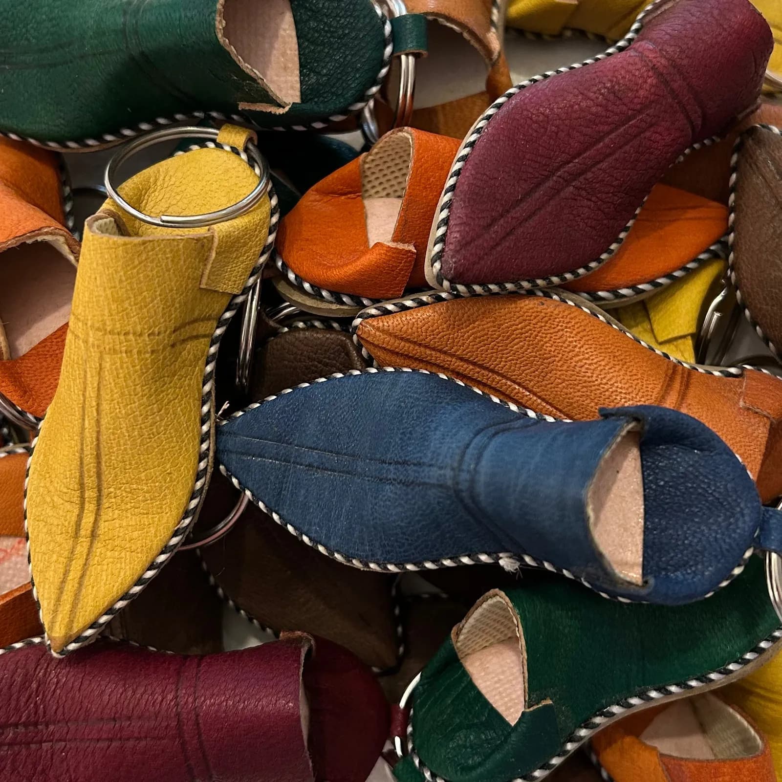 Porte-clés avec mini babouche en cuir marocain artisanal