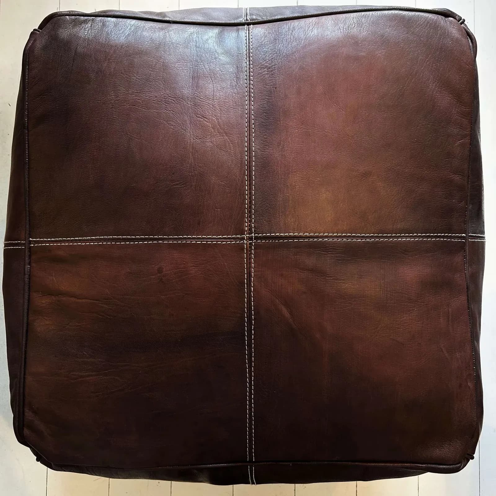 Pouf carré marocain en cuir naturel couleur cacao fait main