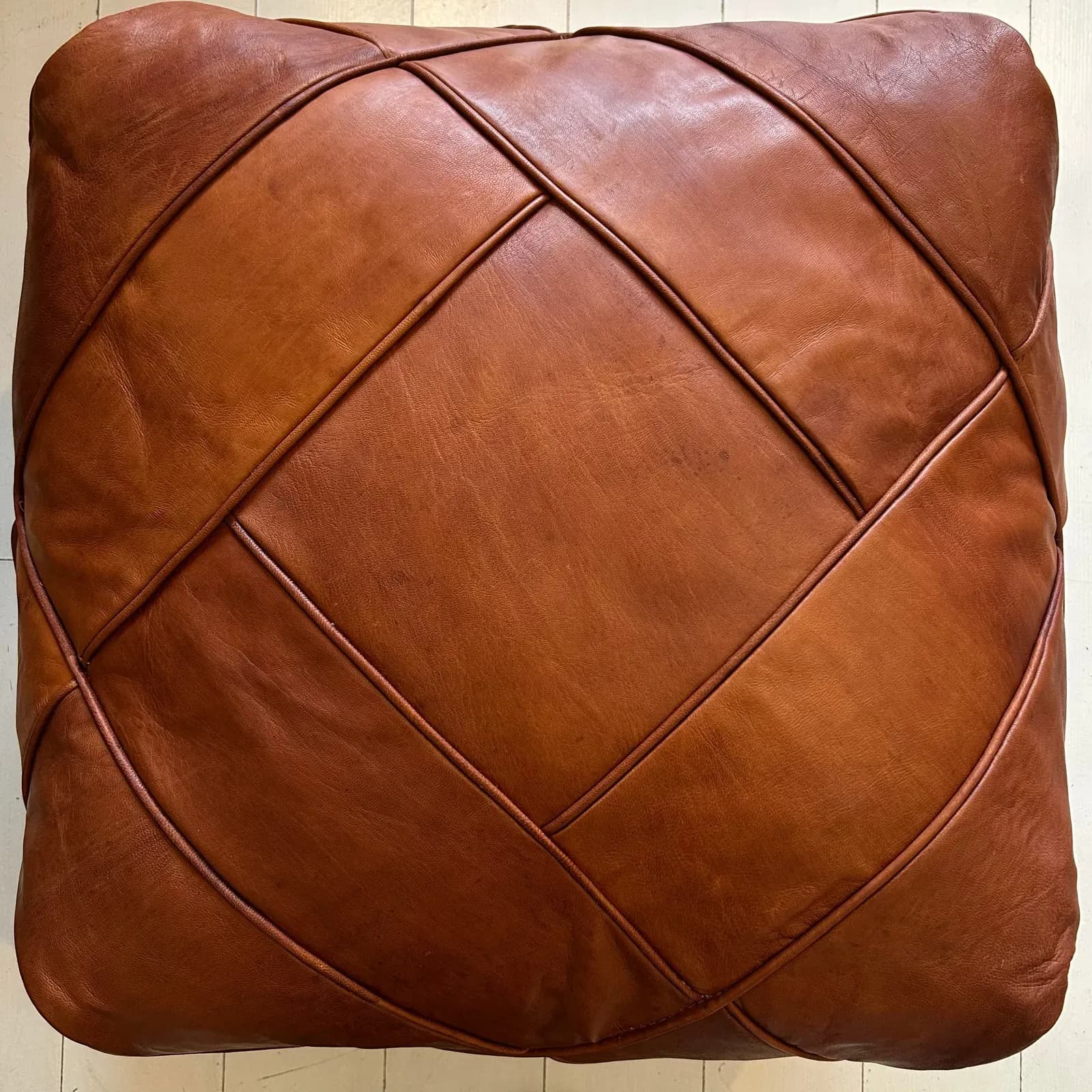 Pouf marocain carré en cuir naturel avec design patchwork, modèle Canyon