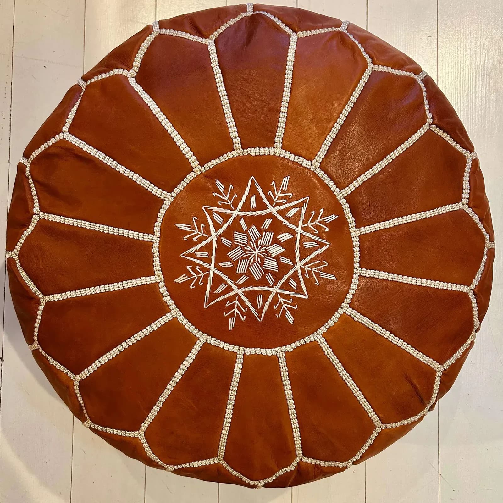 Pouf marocain en cuir caramel brodé, artisanat traditionnel de Salé