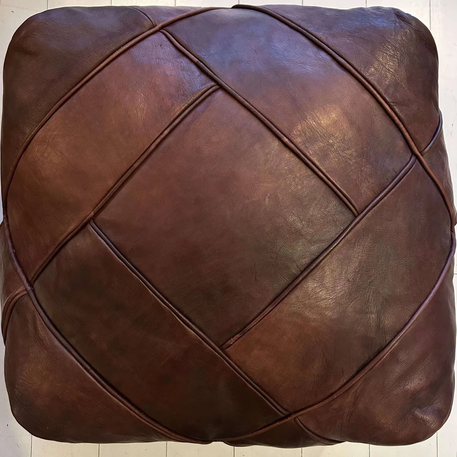 Pouf marocain carré en cuir naturel couleur moka, artisanat à la main